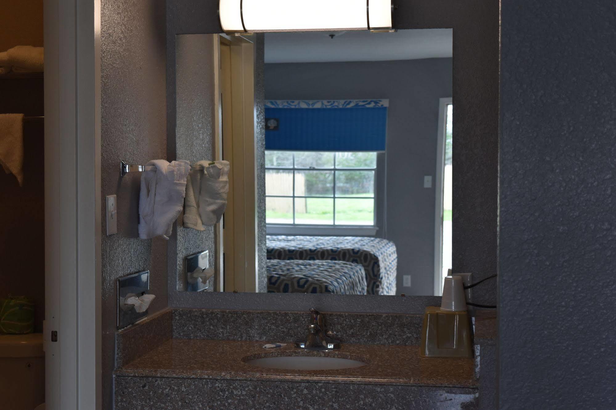 Woodfield Inn And Suites Yoakum ภายนอก รูปภาพ